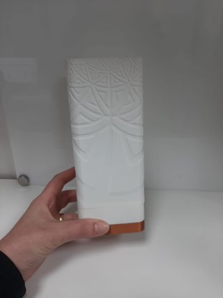 Lámpara de mesa blanca y cobrizo