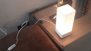 Lámpara de mesa blanca y cobrizo