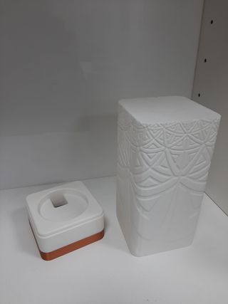 Lámpara de mesa blanca y cobrizo