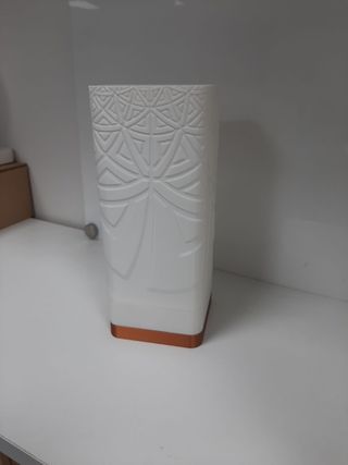 Lámpara de mesa blanca y cobrizo