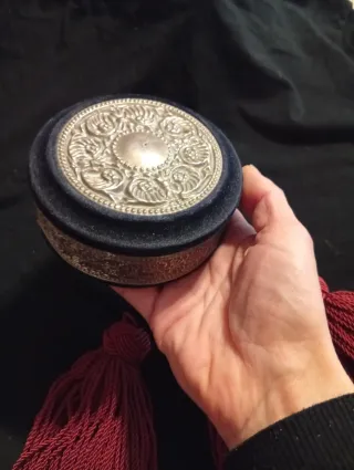 Portagioie velluto blu e nappe rosse