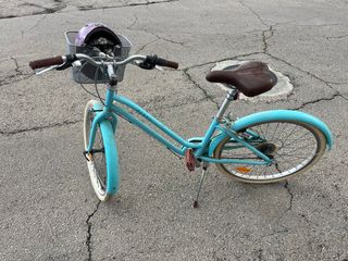 Bicicleta urbana azul con cesta