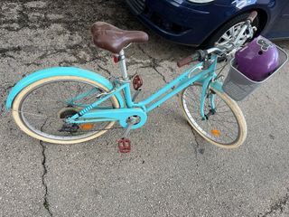 Bicicleta urbana azul con cesta