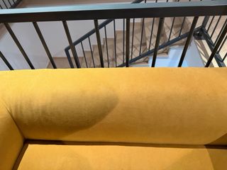 Sofá amarillo de tela