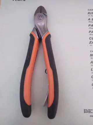 1 Alicates Bahcoy 1 cortacables de electricidad