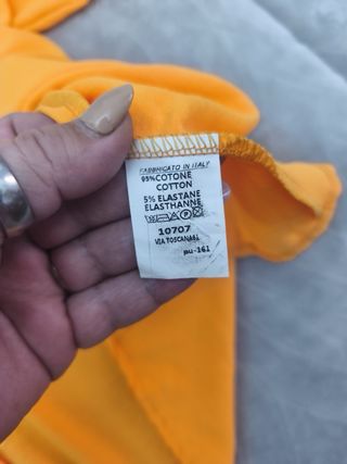 Blusa naranja con detalles dorados