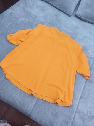 Blusa naranja con detalles dorados
