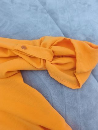 Blusa naranja con detalles dorados