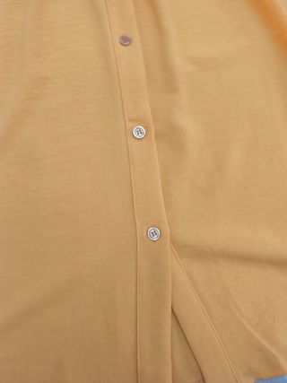 Blusa naranja con detalles dorados
