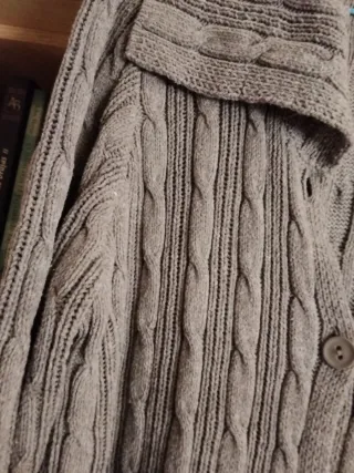 Chaqueta de punto gris trenzada