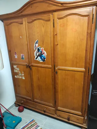 Armario de madera de pino