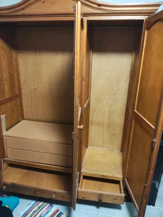 Armario de madera de pino