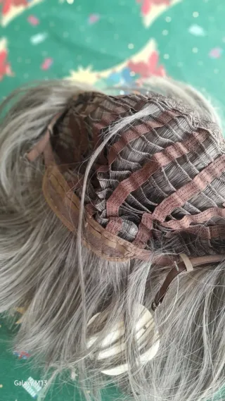 Peluca mechada gris y plateada