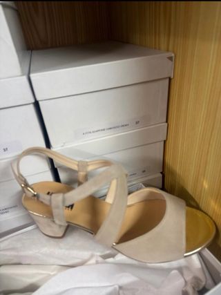 Lote 34 Sandalias Mujer Beige y Dorado
