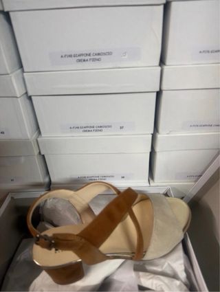 Lote 34 Sandalias Mujer Beige y Dorado