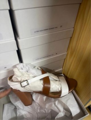 Lote 34 Sandalias Mujer Beige y Dorado