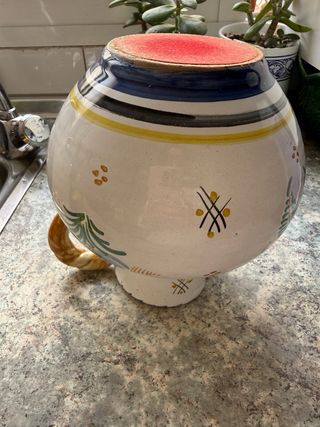 Jarrón de cerámica pintado a mano