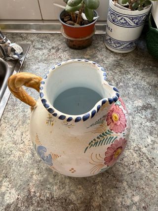 Jarrón de cerámica pintado a mano