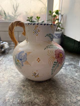Jarrón de cerámica pintado a mano