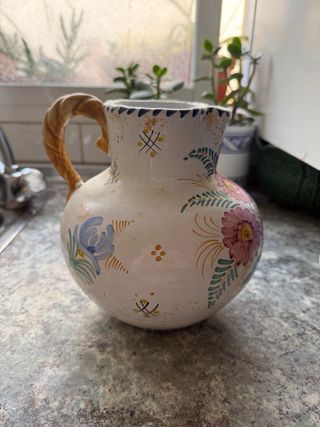 Jarrón de cerámica pintado a mano