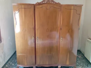 Armario de madera con puerta de cristal