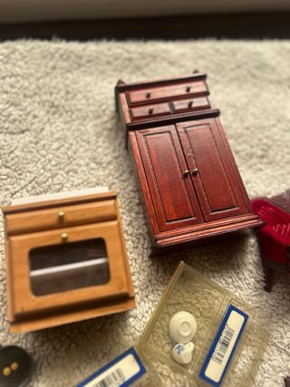 Set di mobili in miniatura per casa delle bambole (oltre 30 pezzi)