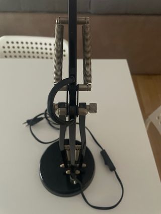 Lámpara de escritorio flexo negra. IKEA 10€