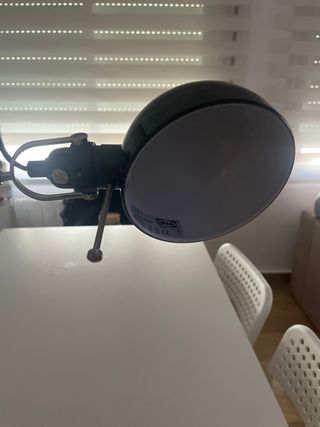 Lámpara de escritorio flexo negra. IKEA 10€