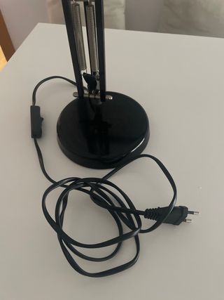 Lámpara de escritorio flexo negra. IKEA 10€
