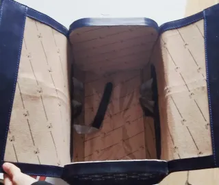 Neceser de viaje azul con detalles dorados