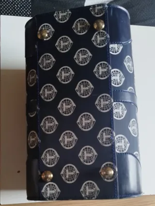 Neceser de viaje azul con detalles dorados