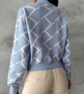 Jersey cuello medio alto azul y blanco