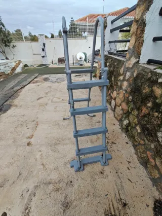 Escalera gris metal y plástico