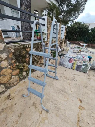 Escalera gris metal y plástico