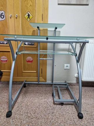 Mesa de ordenador cristal y metal