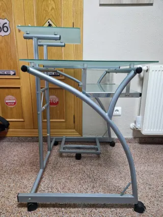 Mesa de ordenador cristal y metal