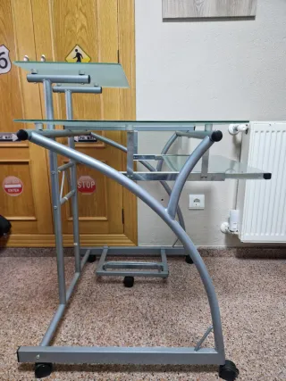 Mesa de ordenador cristal y metal