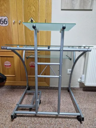 Mesa de ordenador cristal y metal