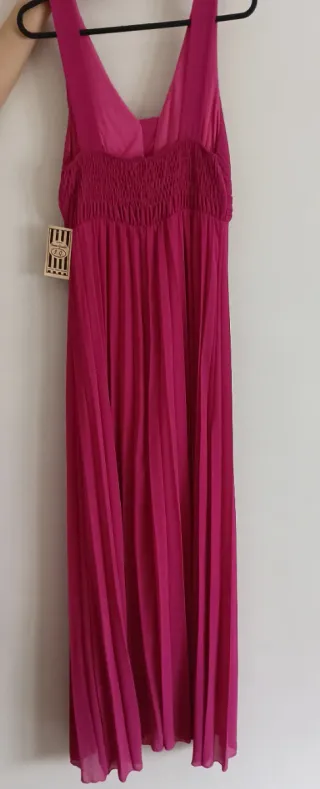 Vestido plisado color rosa fucsia,sin estrenar.
