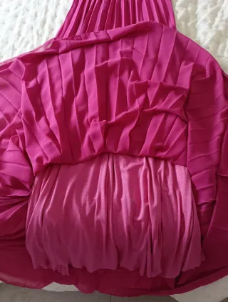 Vestido plisado color rosa fucsia,sin estrenar.