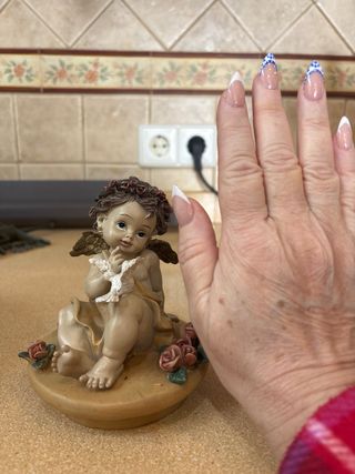 Figura de ángel con rosas y paloma