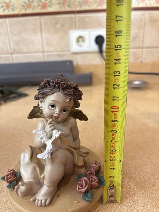 Figura de ángel con rosas y paloma