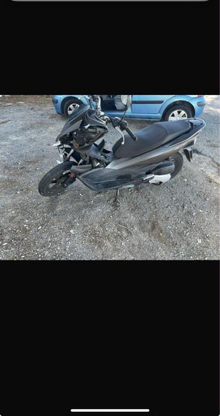 Moto Scooter Negra y Gris pcx honda año 2017