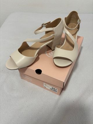 Zapatos de tacón beige usados