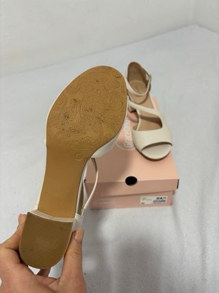 Zapatos de tacón beige usados