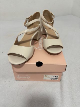 Zapatos de tacón beige usados