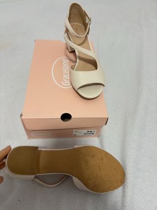 Zapatos de tacón beige usados