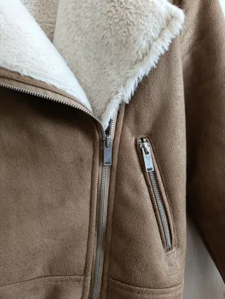 Chaqueta efecto ante forrada de borreguito