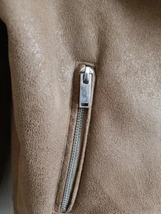 Chaqueta efecto ante forrada de borreguito