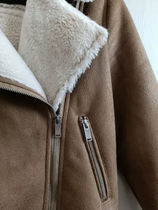 Chaqueta efecto ante forrada de borreguito